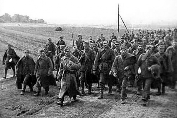 polscy żołnierze – jeńcy wojenni konwojowani przez armię czerwoną do kolejowych punktów załadunku za granicą polsko-sowiecką
